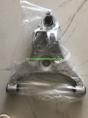 예방적 유지 보수 손상 된 자동차 서스펜션 부품 을 즉시 교체 함 으로 자동차 를 보호 하십시오